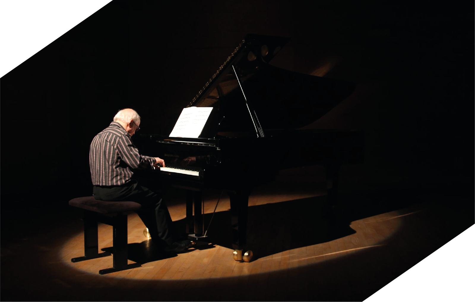 Jean-Claude Henriot en concert sur un piano à queue Jean-Claude Henriot en concert sur un piano à queue